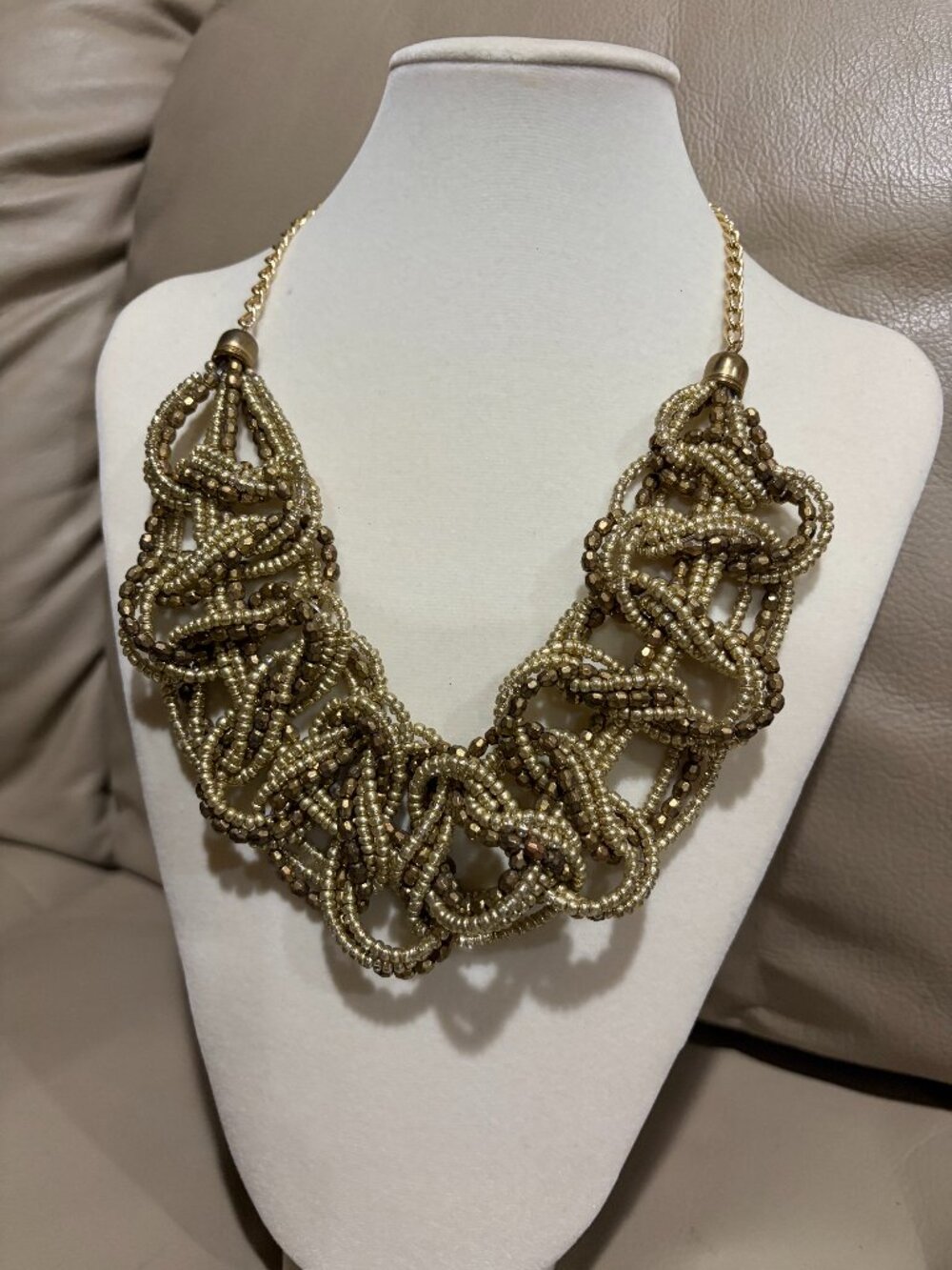 Fashion/costume necklace (Preowned)
